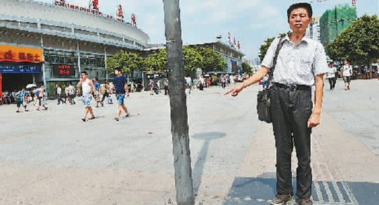 乔天保讲述他在广场上晕倒后遇到的一系列感人故事
