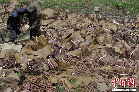 7月13日，京昆高速山西霍州收费站往南约600米处，车祸造成大面积散落炮竹堆积如山，经雨水浇灌成“水炮”。韦亮　摄