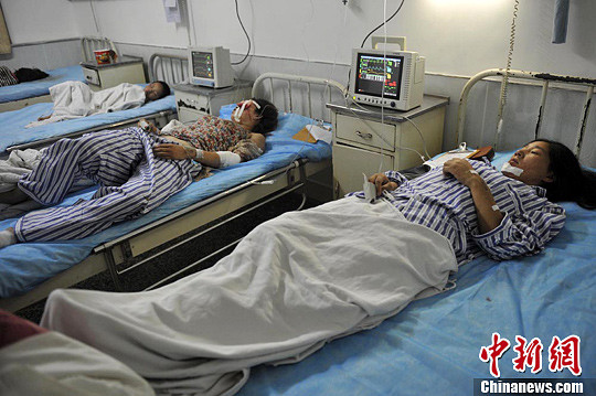 7月12日晚，山西省霍州市人民医院，车祸伤者接受诊治，惊魂未定。韦亮 摄