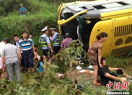 四川宜宾一辆客车翻山下致2死23伤