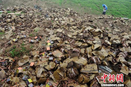 13日，山西高速霍州段发生交通事故后，当地公安组织人员搬运散落烟花、爆竹。 韦亮 摄