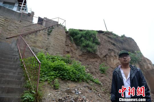 转移民众在延安宝塔区东关小学安置点进行登记。　张一辰　摄