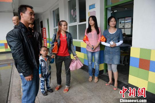 转移民众在延安宝塔区东关小学安置点进行登记。　张一辰　摄