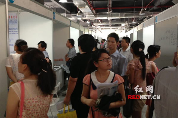 两千名企促就业系列招聘会第一场打响，提供岗位3000余个。