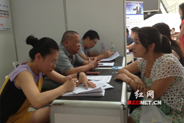 招聘会现场应届毕业生居多。