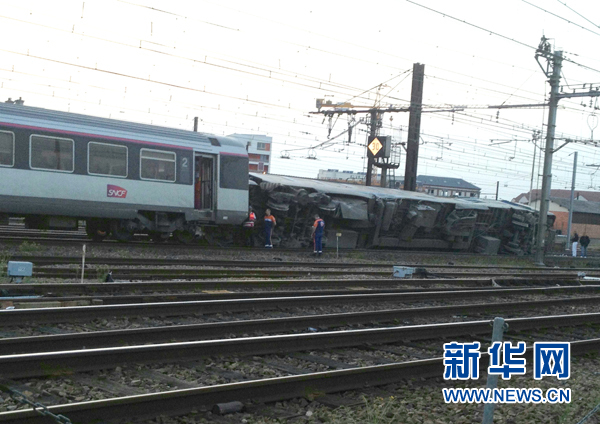  这是7月12日拍摄的法国巴黎大区的埃松省火车脱轨事故现场。法国首都巴黎大区所在的埃松省奥尔日河畔布雷蒂尼镇一个火车站12日下午发生一起火车脱轨事故，造成至少6人死亡。 新华社记者李明摄