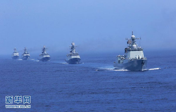      7月10日，在“海上联合—2013”中俄海上联演中，中国海军舰艇编队进入实际使用武器演习海域。当日，参加中俄“海上联合—2013”实兵演习任务的舰艇编队，在俄罗斯彼得大帝湾成功进行了对海、对空和对潜实兵实弹射击演练。随后，参加实兵演习任务的战舰组成单纵队驶入预定海域，来自中俄双方的13艘舰艇和3架飞机接受了阅兵舰——俄海军太平洋舰队旗舰“瓦良格”号导弹巡洋舰的检阅，至此，中俄“海上联合—2013”演练实兵演习任务正式结束。新华社记者 查春明摄