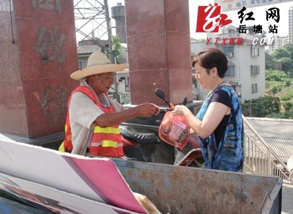 朱卓英督查霞城乡“清洁岳塘”环卫设施完善工作