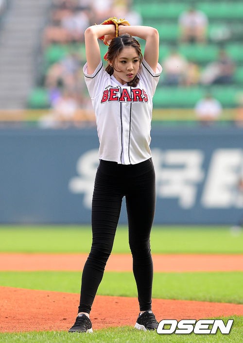韩国艺体美女助阵棒球联赛 秀360度开球