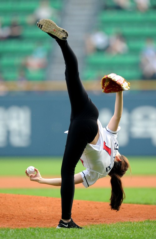韩国艺体美女助阵棒球联赛 秀360度开球
