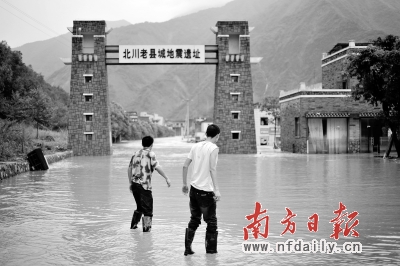 连日来的大暴雨导致北川老县城地震遗址被淹。