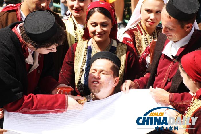 组图：马其顿小镇举行传统婚礼 欢天喜地情趣盎然