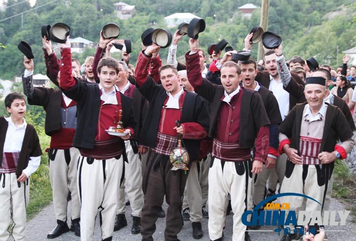 组图：马其顿小镇举行传统婚礼 欢天喜地情趣盎然