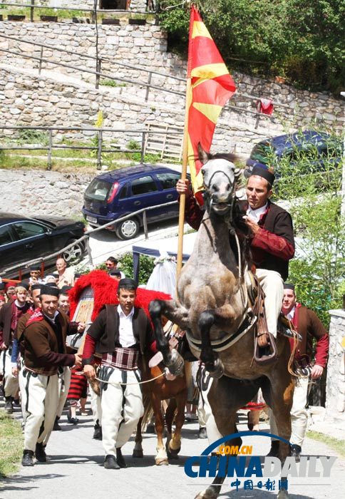 组图：马其顿小镇举行传统婚礼 欢天喜地情趣盎然