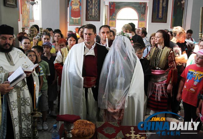 组图：马其顿小镇举行传统婚礼 欢天喜地情趣盎然