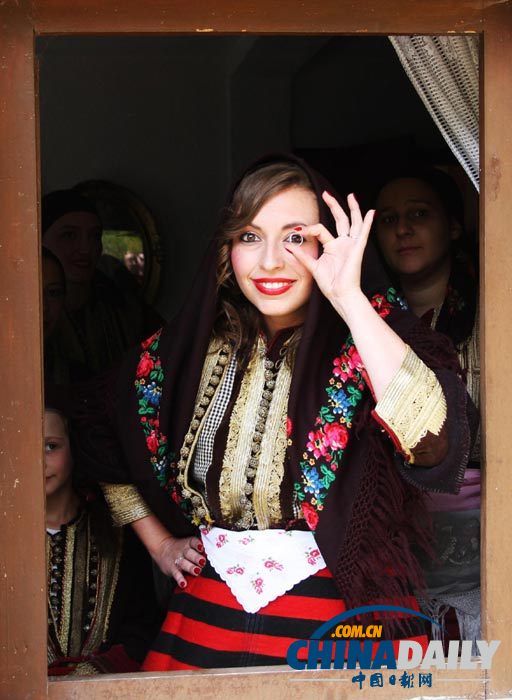 组图：马其顿小镇举行传统婚礼 欢天喜地情趣盎然