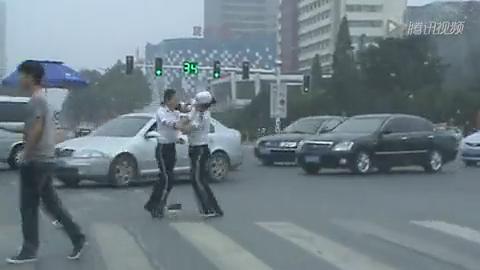 [视频]实拍唐山两名女交警马路上打架 互相撕扯