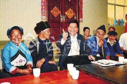 12日晚，李纪恒在会泽县待补镇待补社区椅子凹小组与农民群众拉家常。记者 雷桐苏 摄