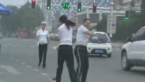 [视频]实拍唐山两名女交警马路上<em>打架</em> 互相撕扯