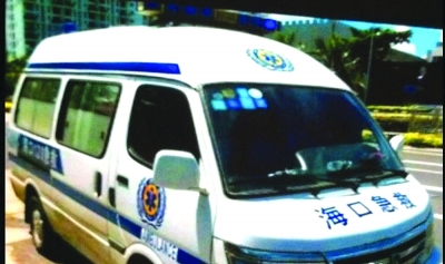 女子微博炫耀:哥们开着海口120救护车送椰子