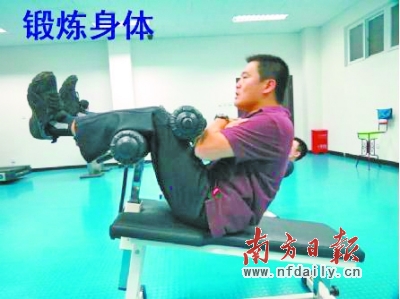 警员在体能训练中。