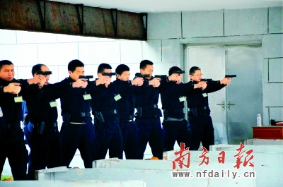 警员射击加强培训中。