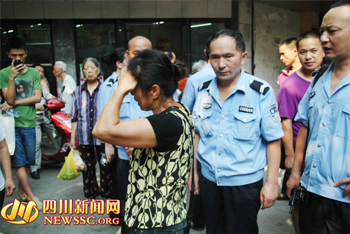 女商贩拒绝采访遮住脸,悻悻离去