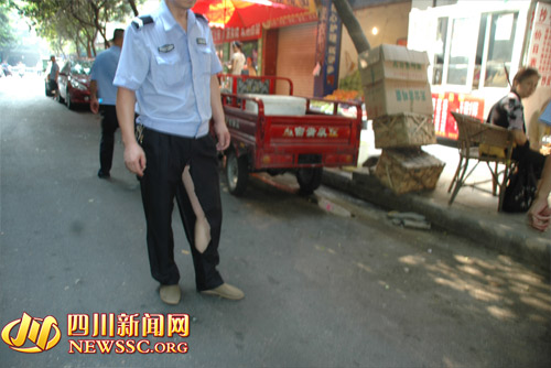 城管人员的裤子被撕破