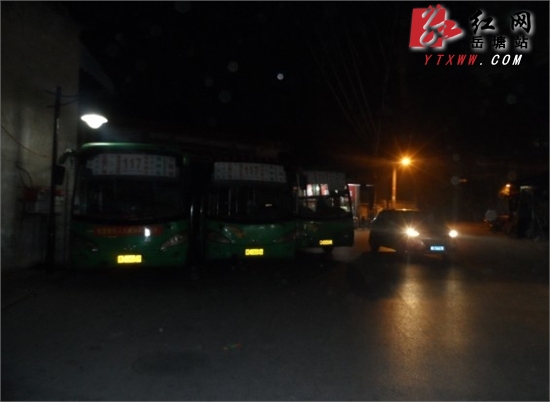 【湘潭公交乱象】117路公交乱停靠 易引发交通事故