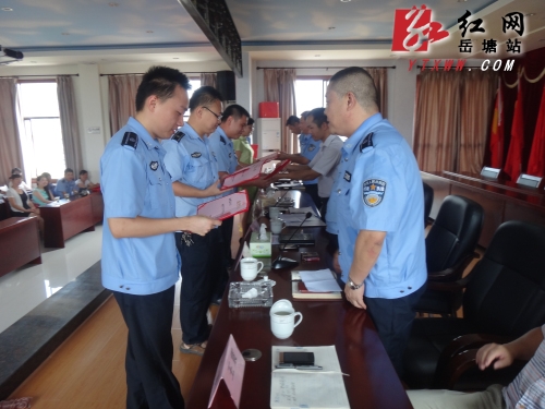 区执法局召开“七一”总结表彰会