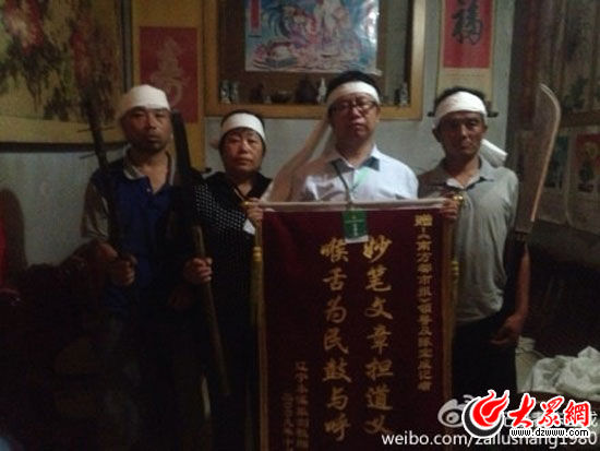 据图中参与者陈海涛（左一）介绍，7月6日，陈宝成在家中提前准备好了白布、“关公大刀”、“狼牙棒”等道具后，将陈海涛等三个拒拆户聚到自己家中，让他们配带道具拍照，并发至微博。