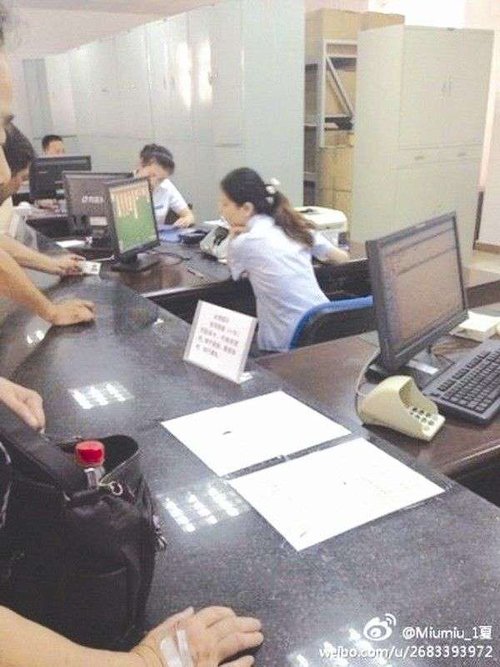 湖北社保处女员工上班玩牌 单位称其为实习生