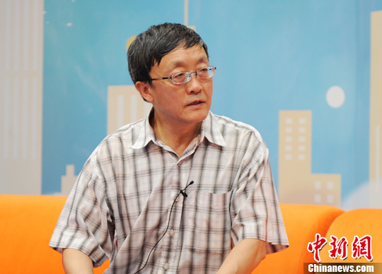 国务院发展研究中心宏观经济部研究员张立群16日做客中新网视频访谈解读上半年经济数据。 记者 李美多 摄