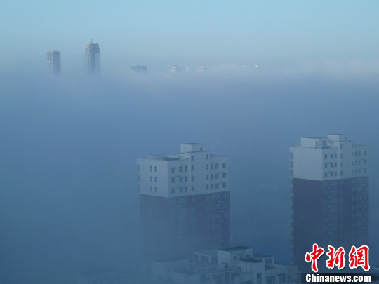 河北保定城市上空现“海市蜃楼”景观