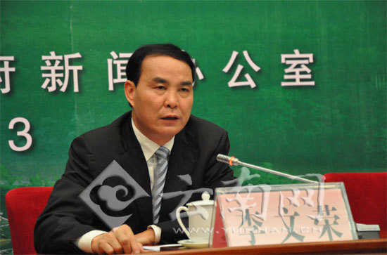 昆明市长李文荣回答记者提问 赵岗 摄