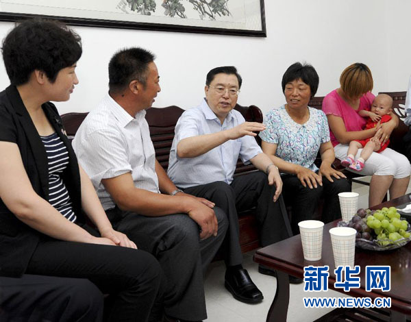 7月13日，张德江在江苏大丰市恒北村与村民交流。 新华社记者张铎摄