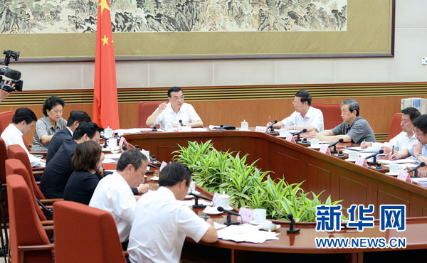 7月16日，中共中央政治局常委、国务院总理李克强主持召开经济形势座谈会，听取专家和企业负责人的看法和建议。新华社记者刘建生摄
