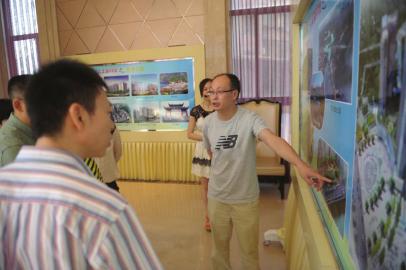 刘文宣 　　男，42岁，宣汉县住建局城市总规划师。主要工作负责全县城乡村建设规划，年薪12万