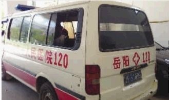 7月11日,平江县120急救中心,湘f51008报废车里还挂着一个吊瓶.