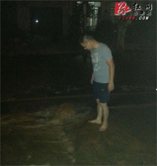 东湖路商贸街水管爆裂 居民急盼解决