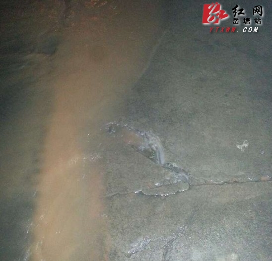 东湖路商贸街水管爆裂 居民急盼解决