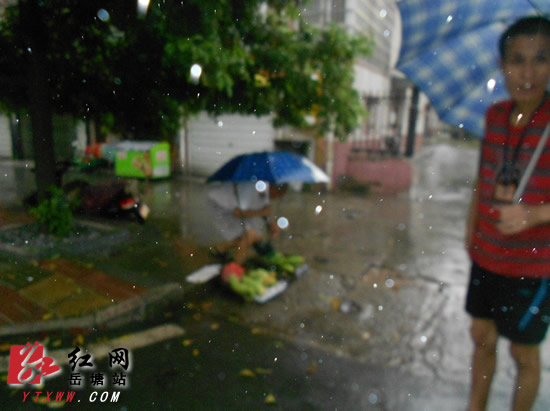 暴雨中柔情执法