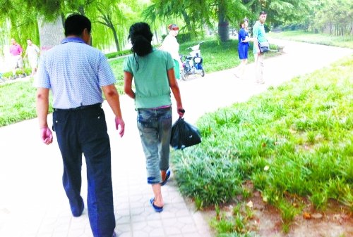 郑州街头流浪女曾系海归 因工作压力大犯病被辞