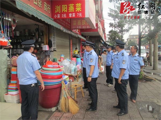 中洲路街道城管联合区直属大队治理峨嵋路占道经营