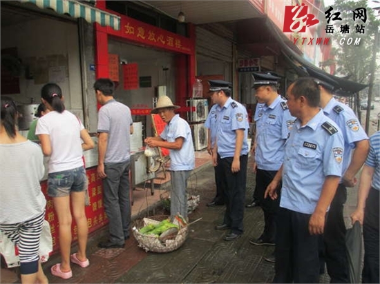 中洲路街道城管联合区直属大队治理峨嵋路占道经营