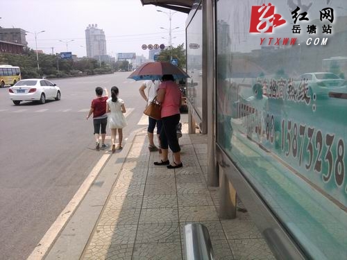 正午烈日下 你等公交的极限是几分钟?