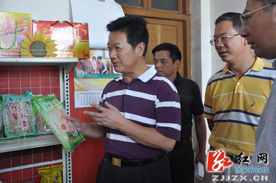朱国军深入岩泊渡调研红薯粉丝产业