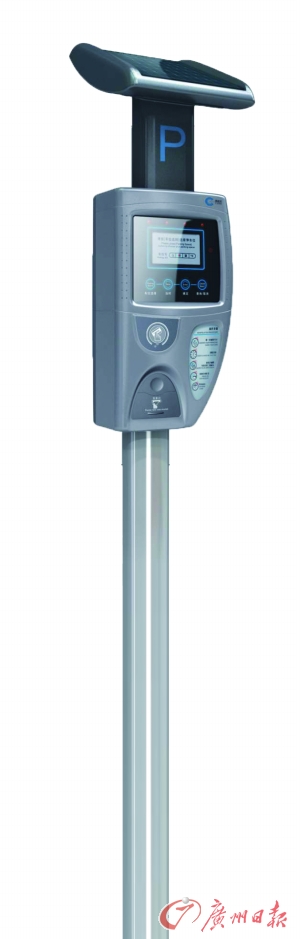 车窗塑胶锁扣不见了，位置有火烧痕迹。