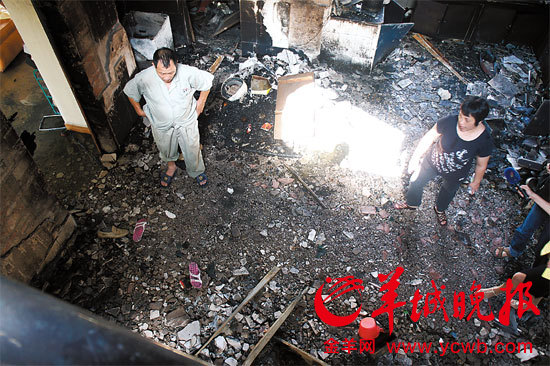 户主妻子关燕开被发现的位置仍有一双红色的女式