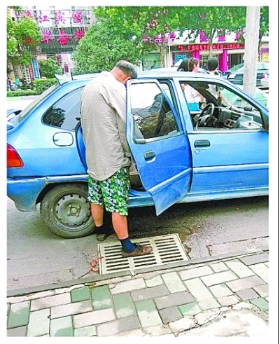 男子用车门掩护在闹市小便 网友抓拍曝光(图)